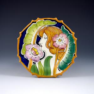 Piattino con profilo femminile e fiori